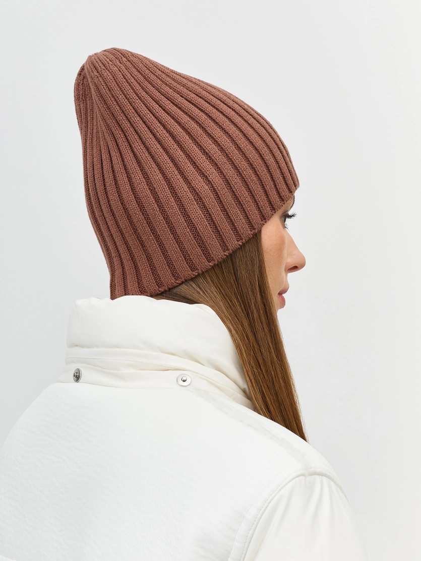 Тонкая шапка с вышивкой