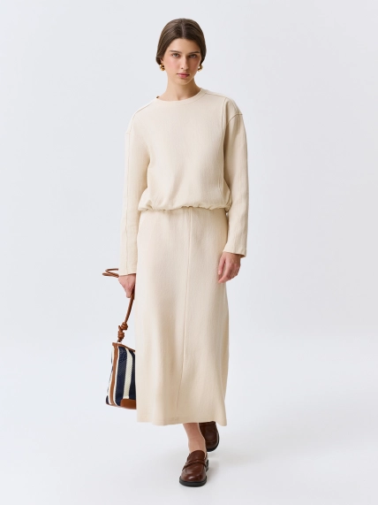 Укороченный джемпер с рельефными швами