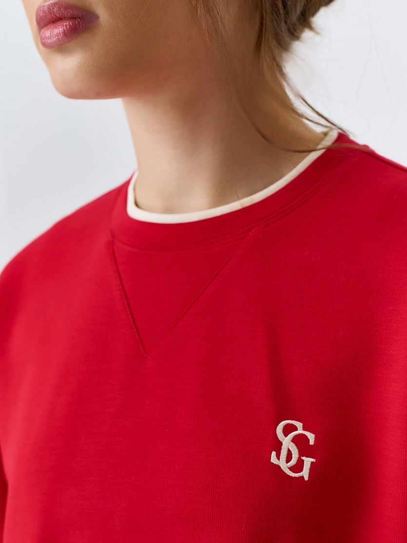 Яркий свитшот с контрастными акцентами