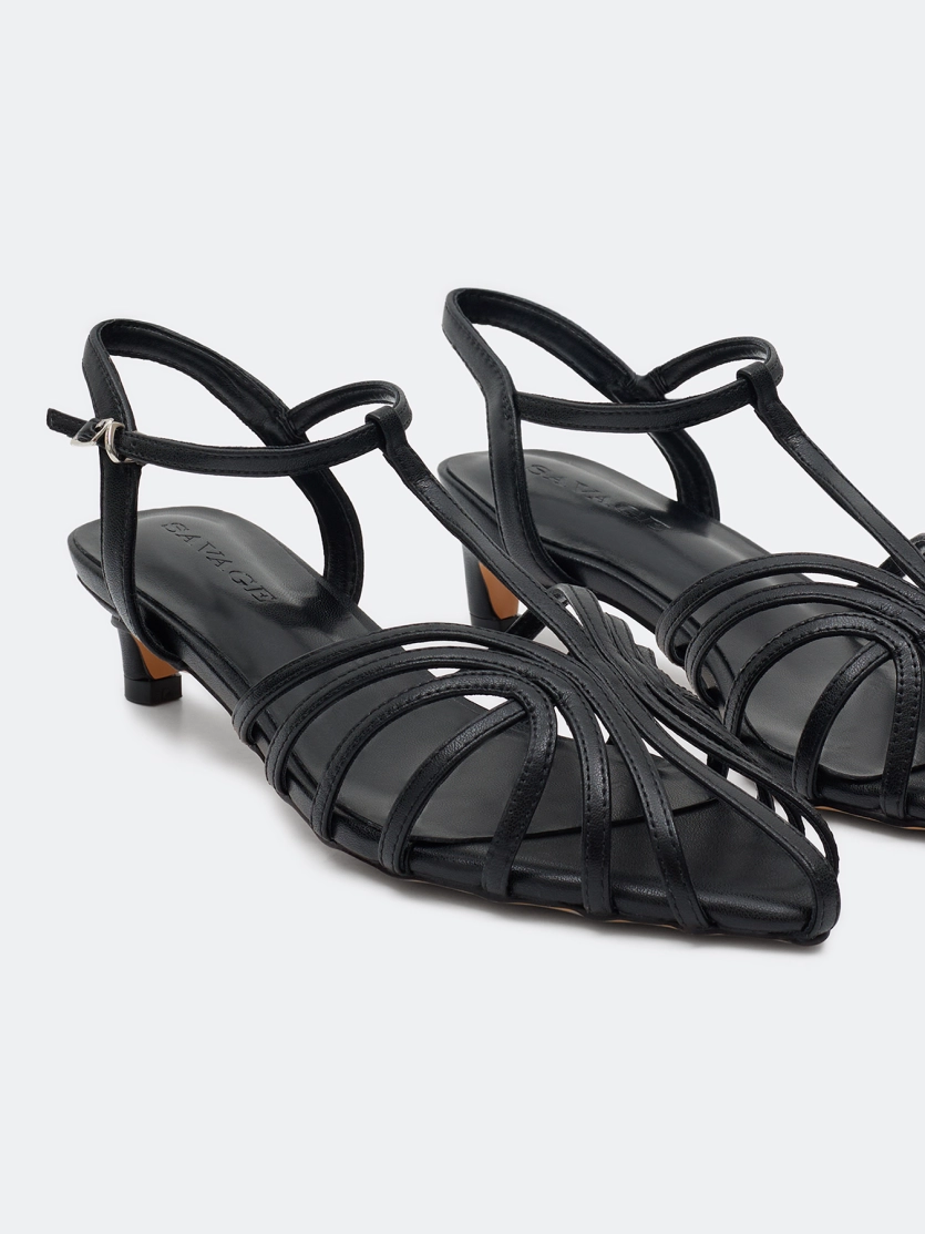 Кожаные босоножки на низком каблуке