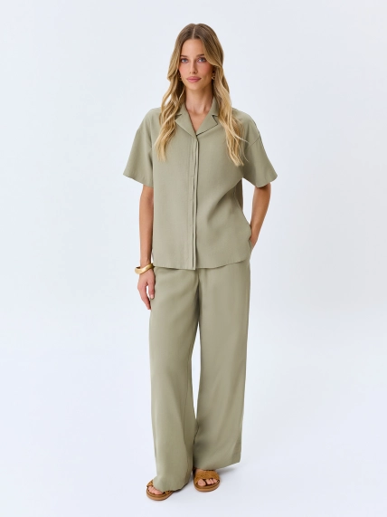 Свободные брюки с широкими отворотами