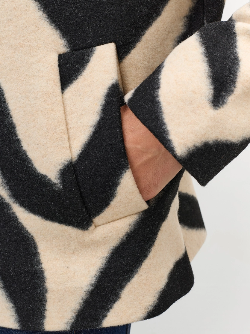 Укороченное пальто с анималистичным принтом