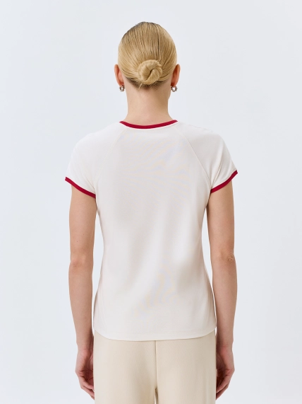 Приталенная футболка с контрастным рибом
