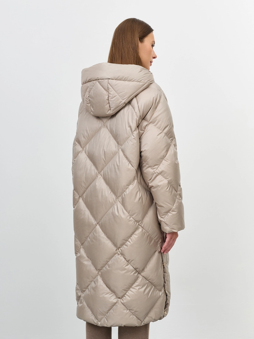 Пуховое пальто из фактурной ткани 