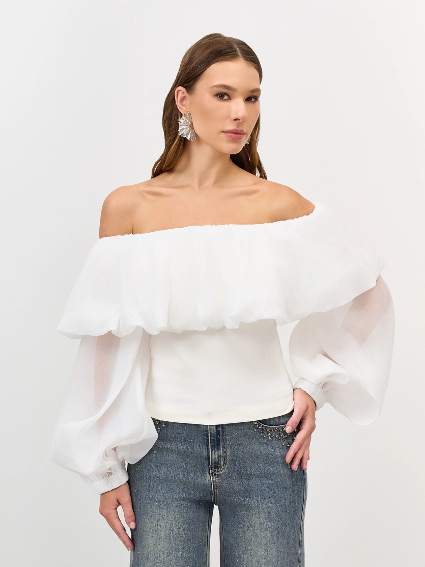 Романтичная блузка с отрытыми плечами