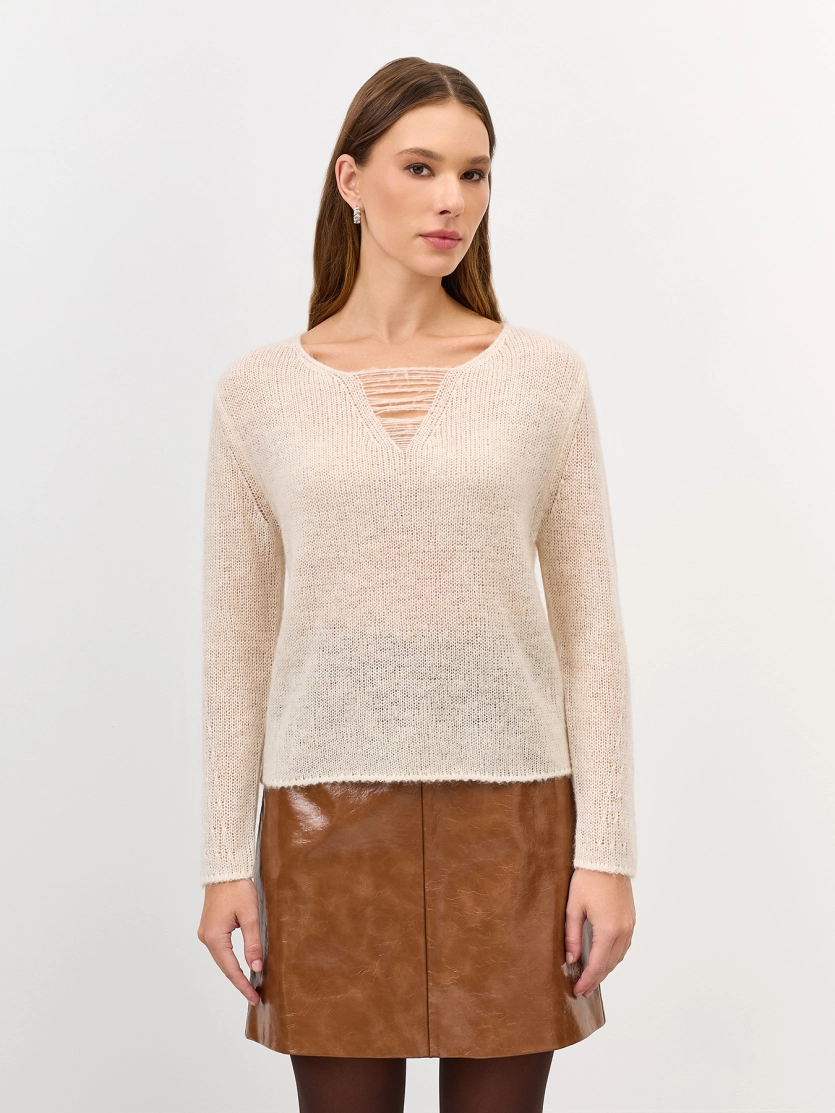 Тонкий джемпер с V-образным вырезом