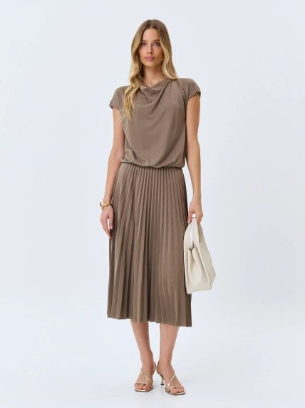 Трикотажное платье с драпировкой и юбкой плиссе
