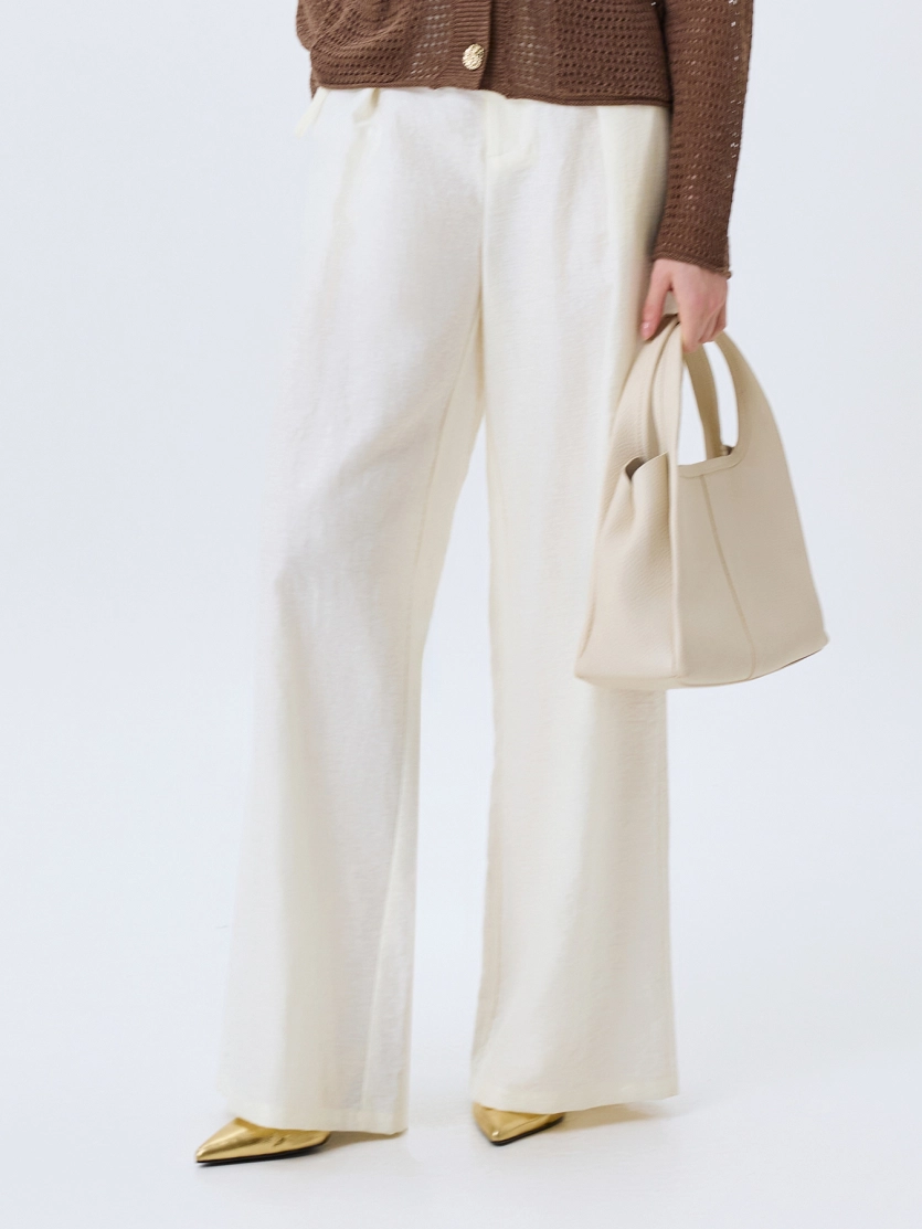 Широкие брюки с акцентным поясом