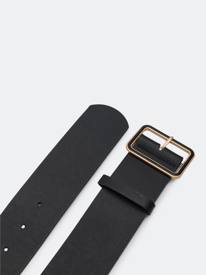 Широкий ремень с акцентной пряжкой