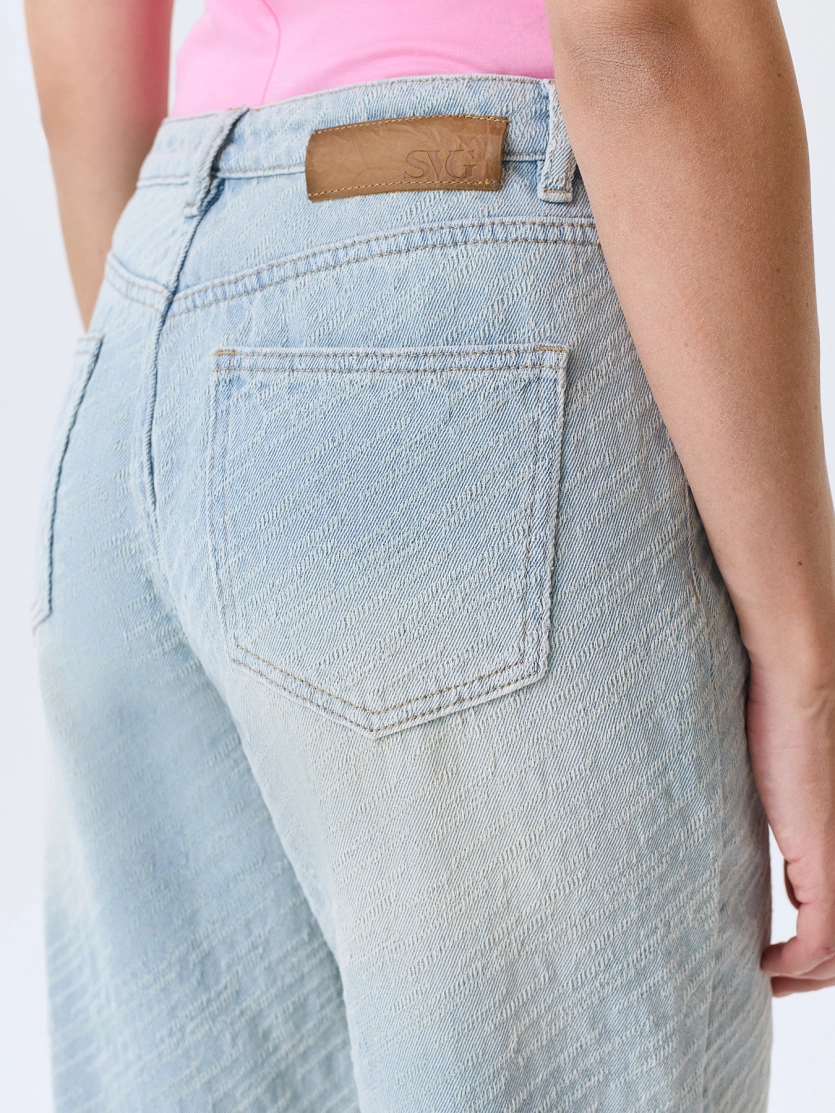 Джинсы из фактурного денима