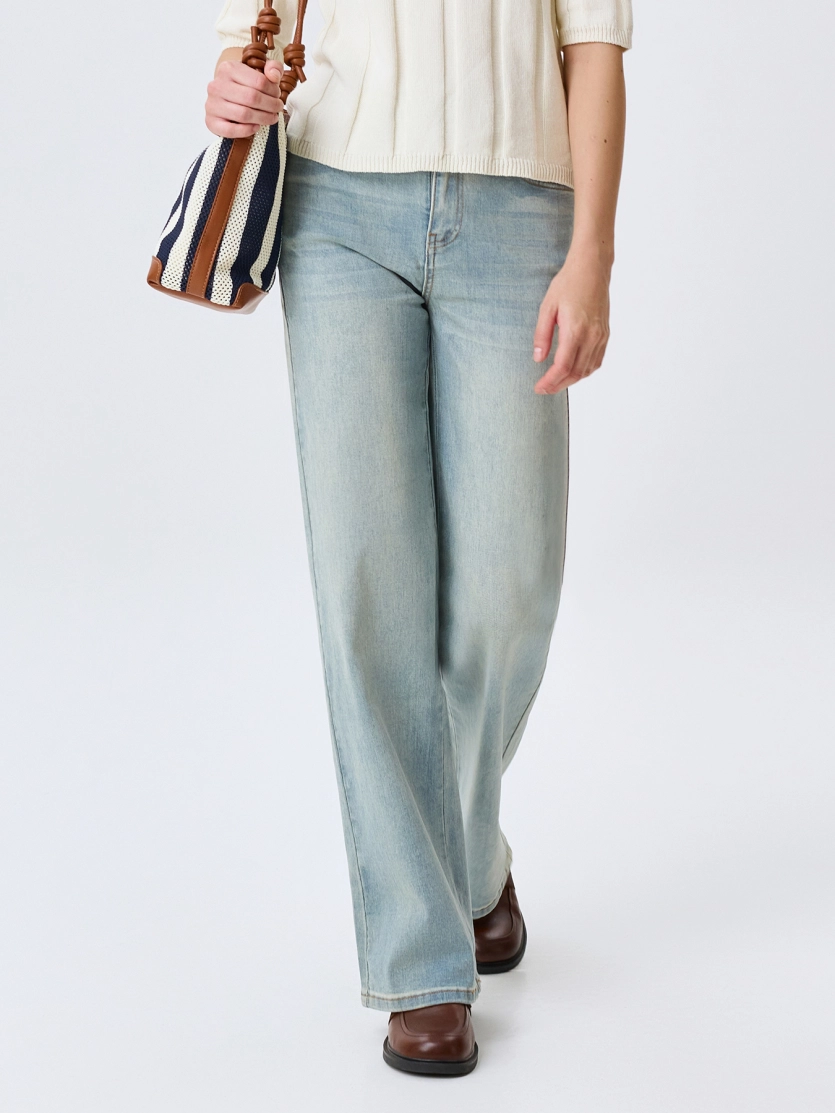 Джинсы Straight fit с акцентной контрастной варкой