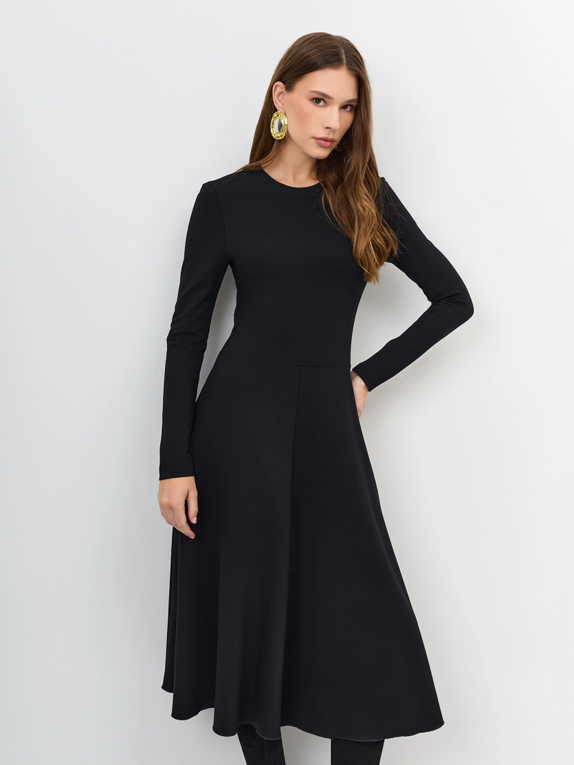 Приталенное трикотажное платье