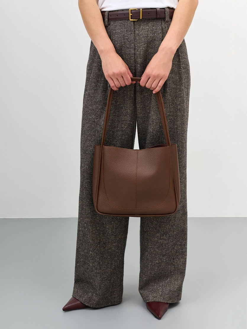 Комплект: сумка с акцентным обвесом и косметичка