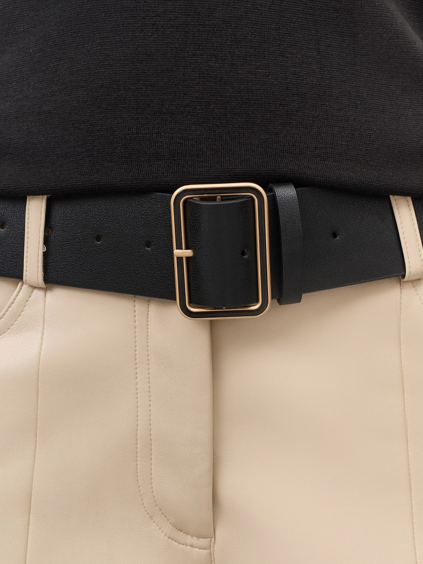 Широкий ремень с акцентной пряжкой