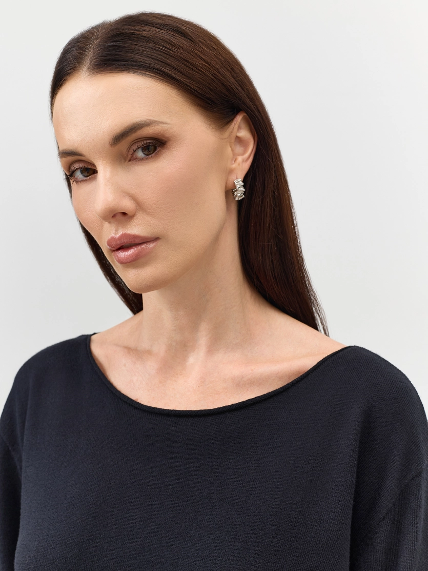 Свободный джемпер с разрезами на рукавах