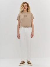 Белые джинсы с контрастными отстрочками