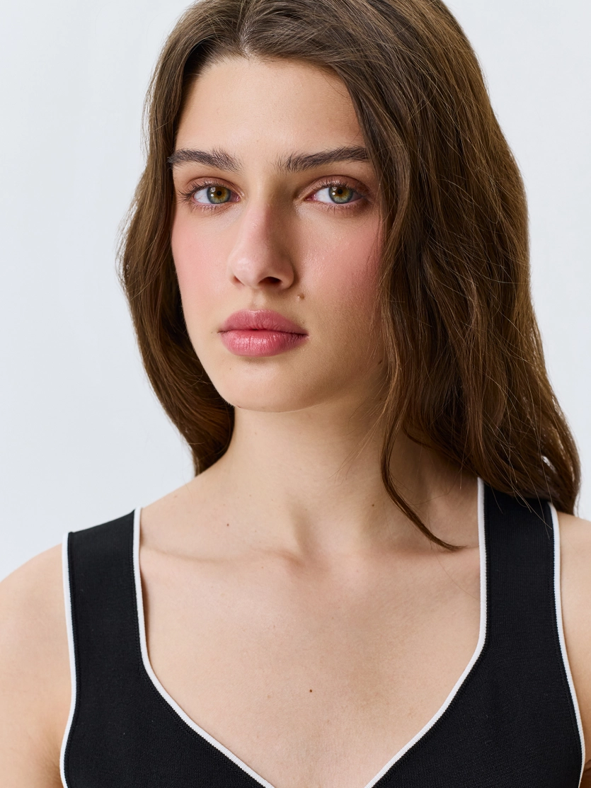 Топ из вискозы с контрастным кантом