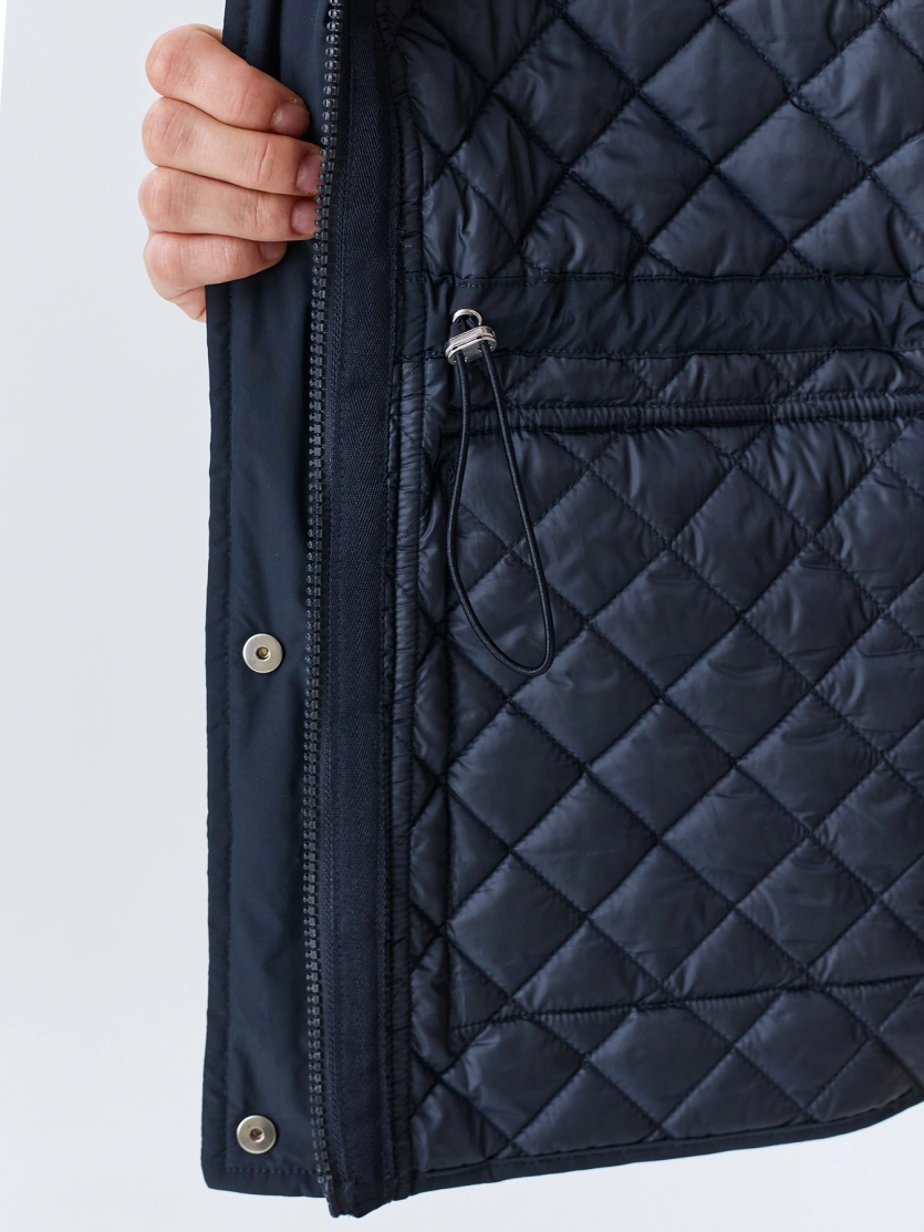 Яркая парка с ромбовидной стежкой