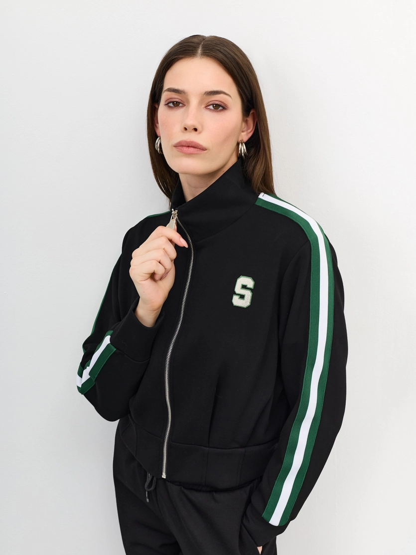 Трикотажный бомбер в спортивном стиле