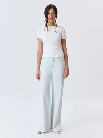 Светлые джинсы с разрезами 