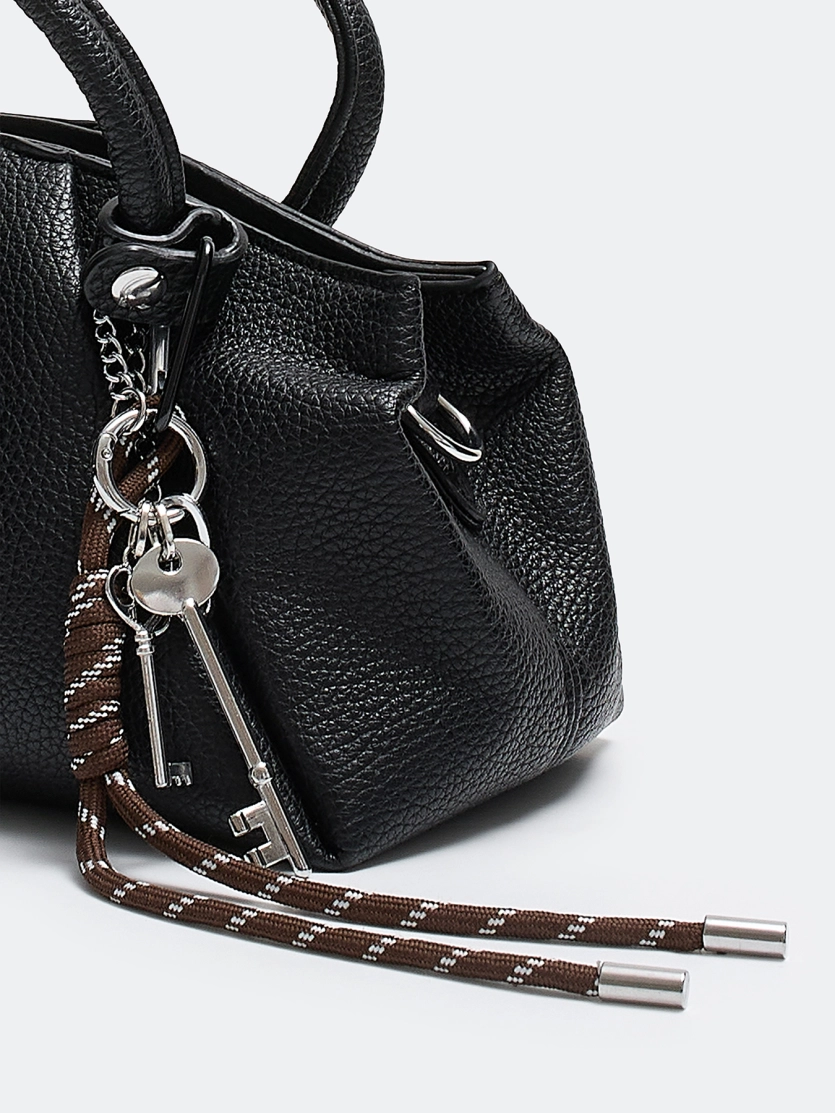 Cумка из эко кожи с акцентным обвесом