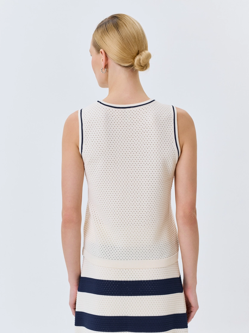 Ажурный топ с контрастными кантами