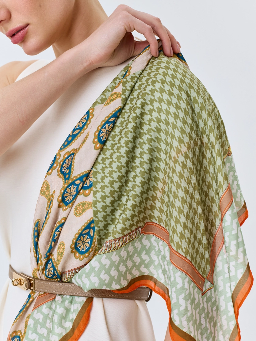 Шейный платок с геометрическим принтом