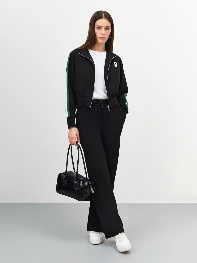 Трикотажный бомбер в спортивном стиле