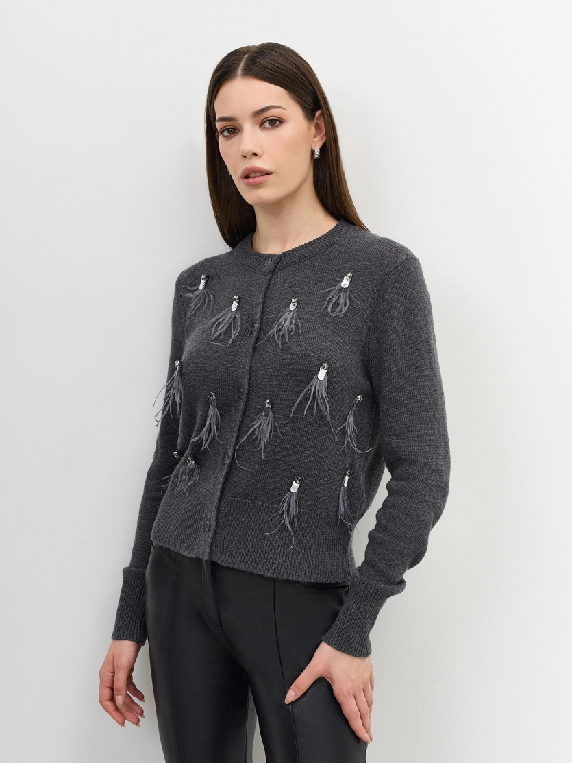 Вязаный кардиган с декоративными перьями и кристаллами