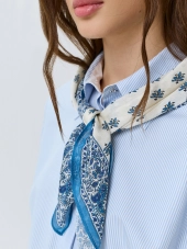 Яркий шейный платок с этническим принтом