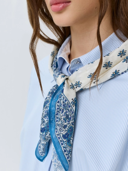 Яркий шейный платок с этническим принтом
