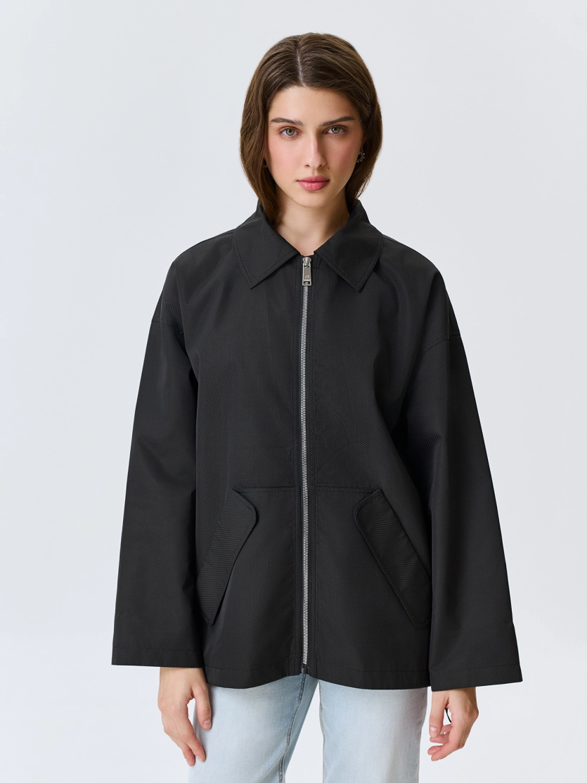 Ветровка с яркой подкладкой