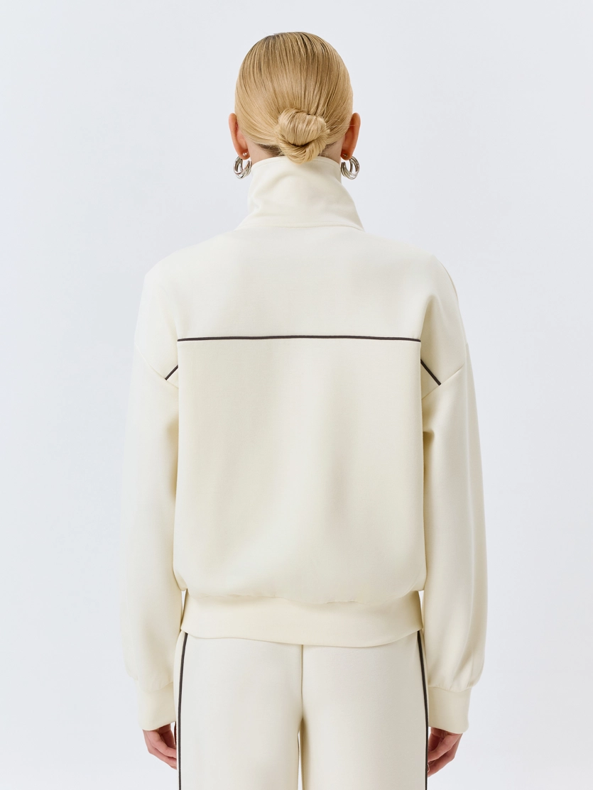 Трикотажный бомбер в спортивном стиле