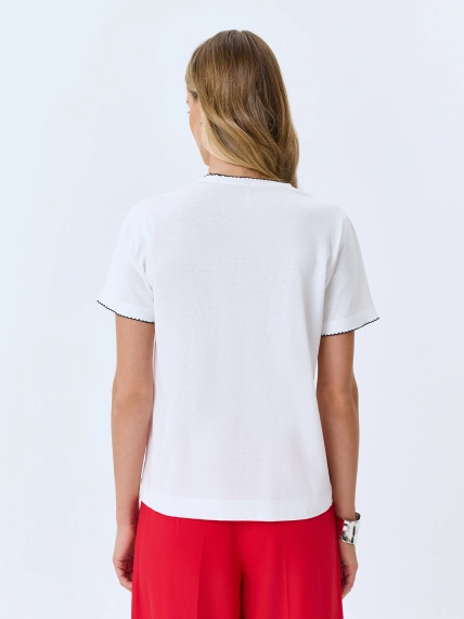 Футболка из тенселя с деликатной вышивкой