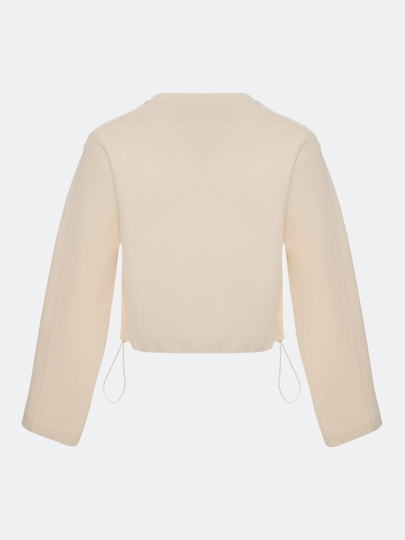 Укороченный джемпер с рельефными швами