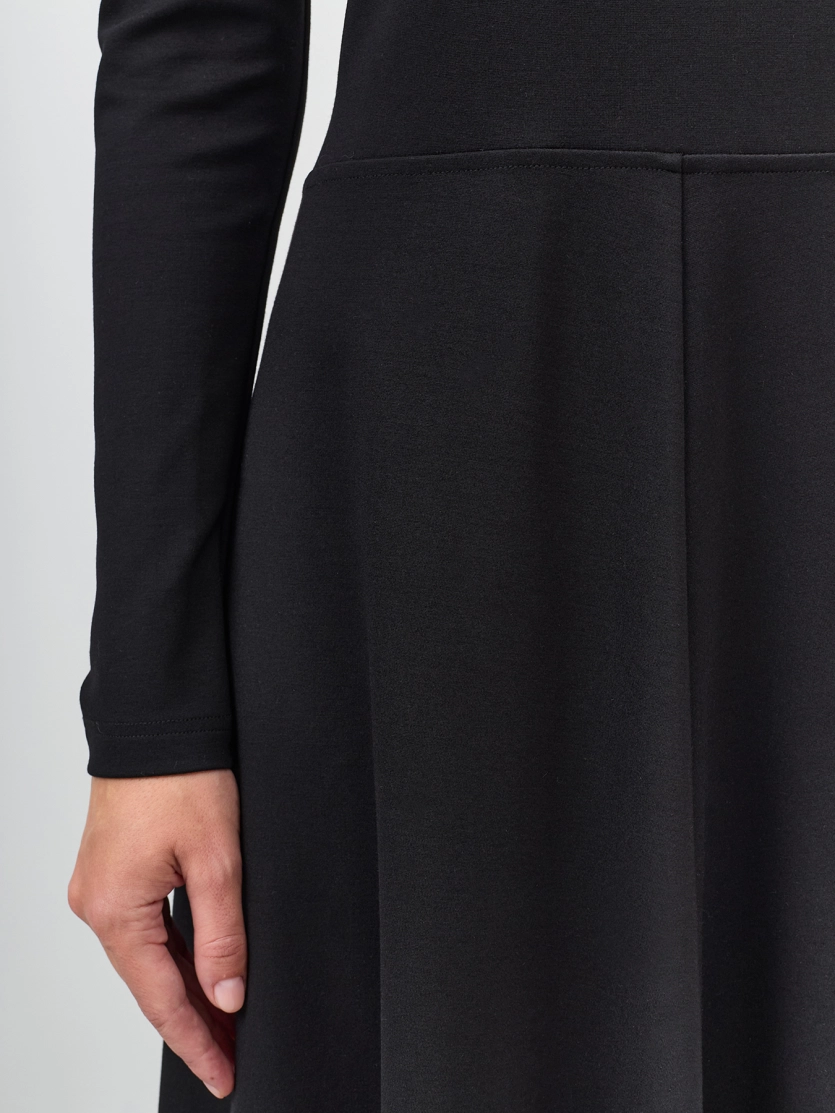 Приталенное трикотажное платье