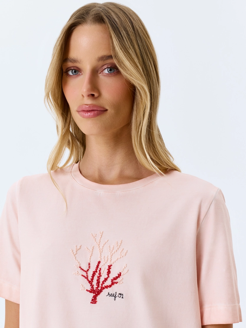 Футболка из хлопка с ручной вышивкой 