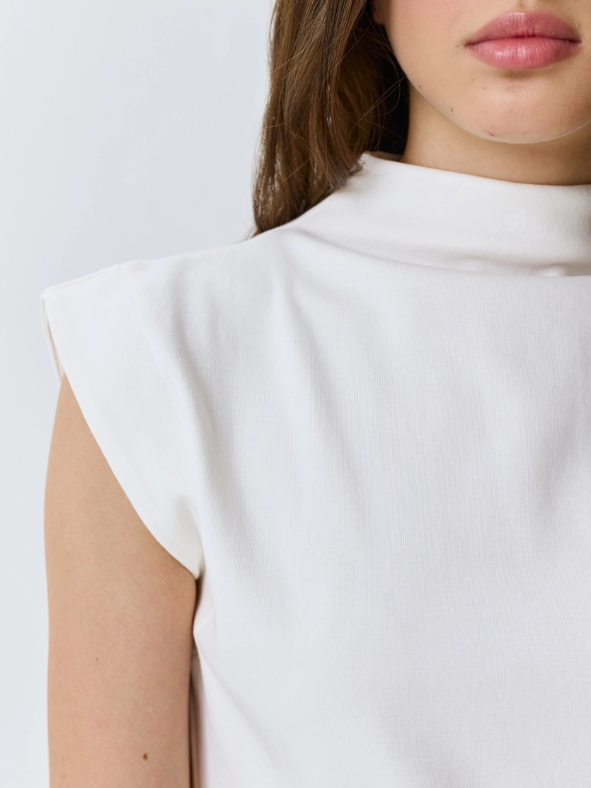 Топ с воротником стойкой