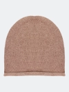 Тонкая шапка с контрастной отделкой