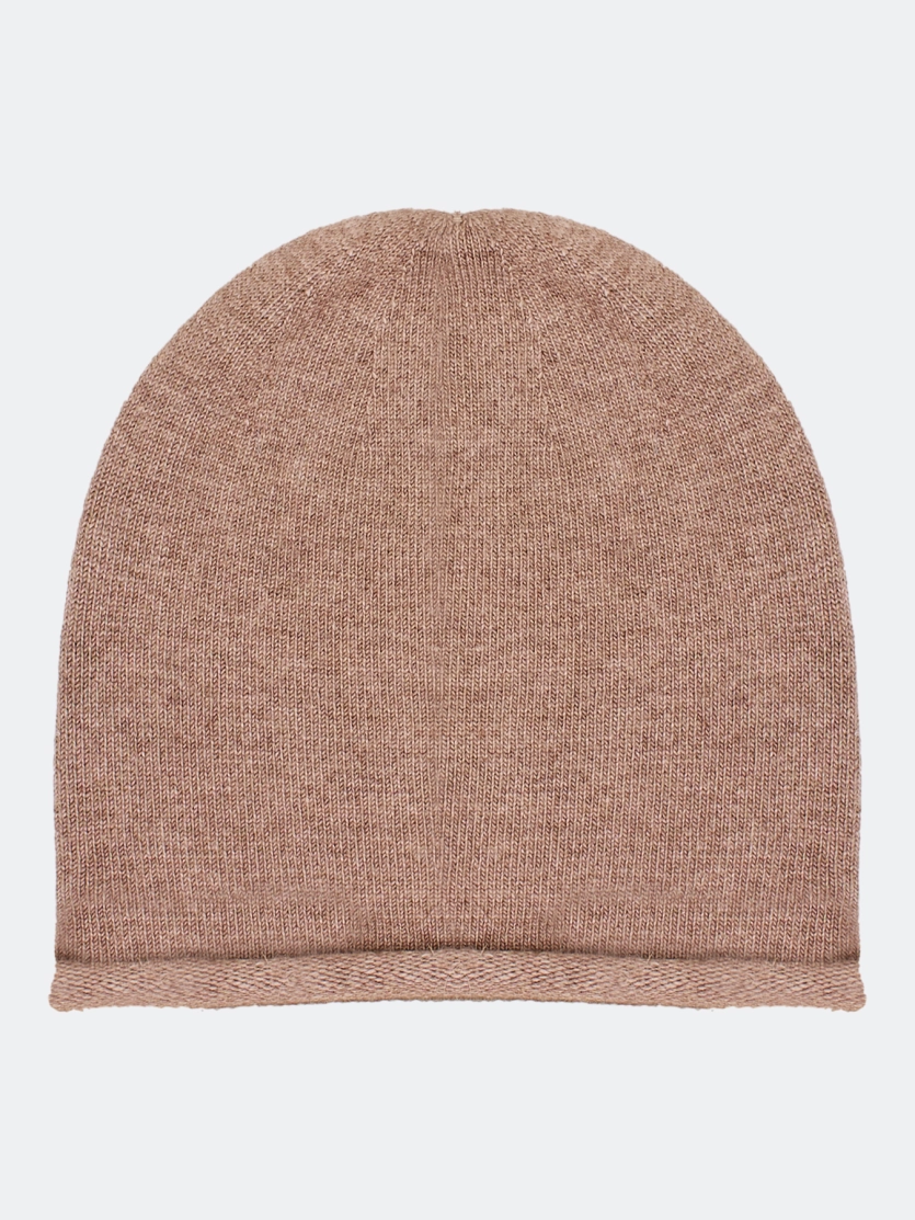 Тонкая шапка с контрастной отделкой