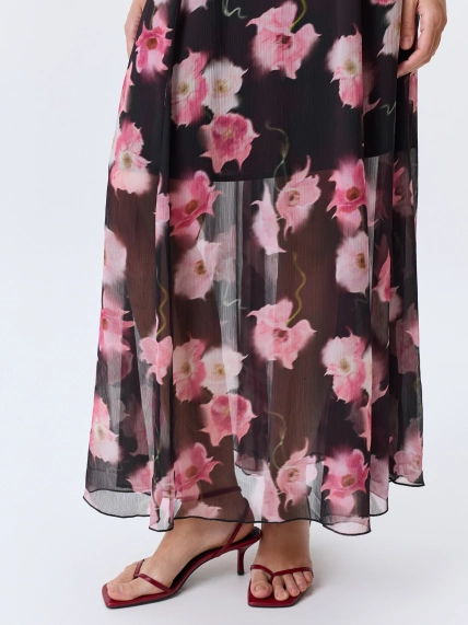 Романтичное платье с ярким цветочным принтом