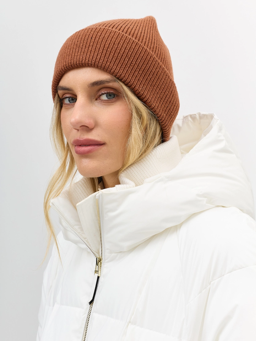 Яркая шапка бини с шерстью