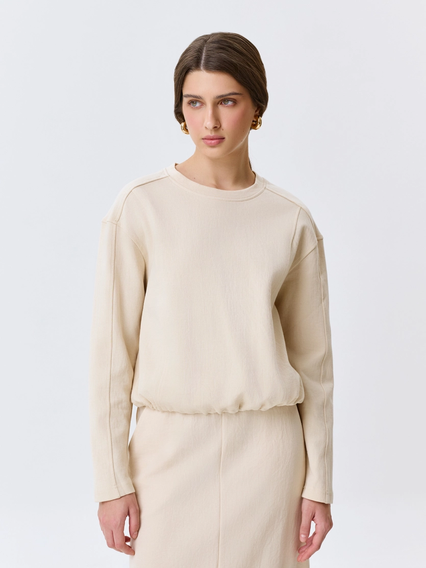 Укороченный джемпер с рельефными швами