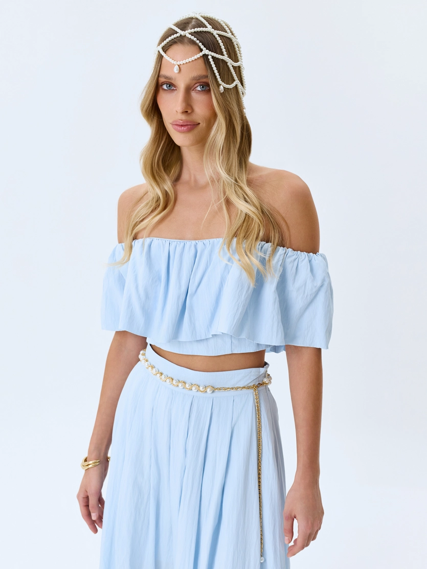 Топ с открытыми плечами из района