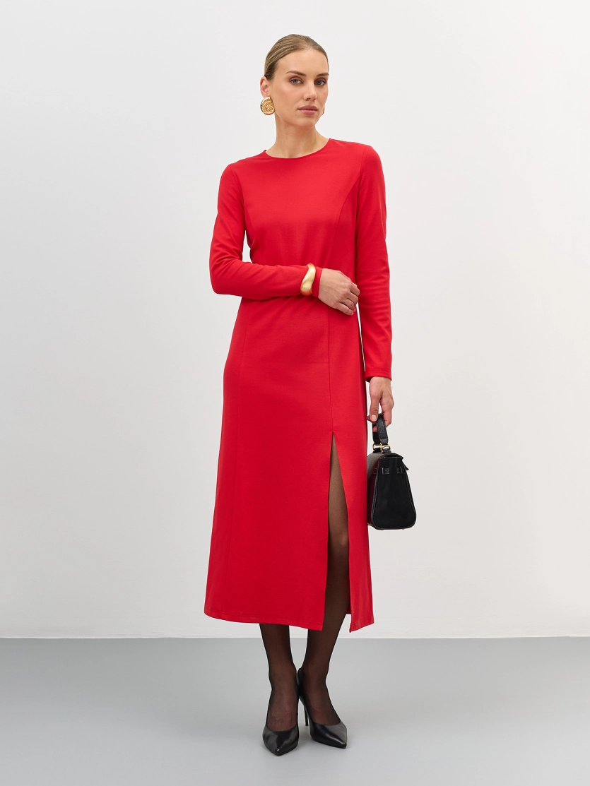 Трикотажное платье с высоким разрезом