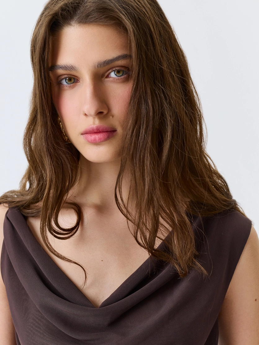 Платье с открытыми плечами