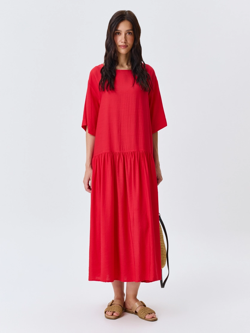 Платье из тенселя с акцентным поясом