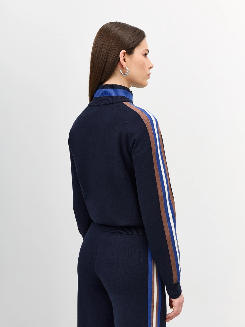 Вязаный бомбер с лампасами