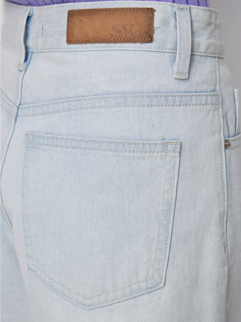 Укороченные джинсовые шорты с высокой талией