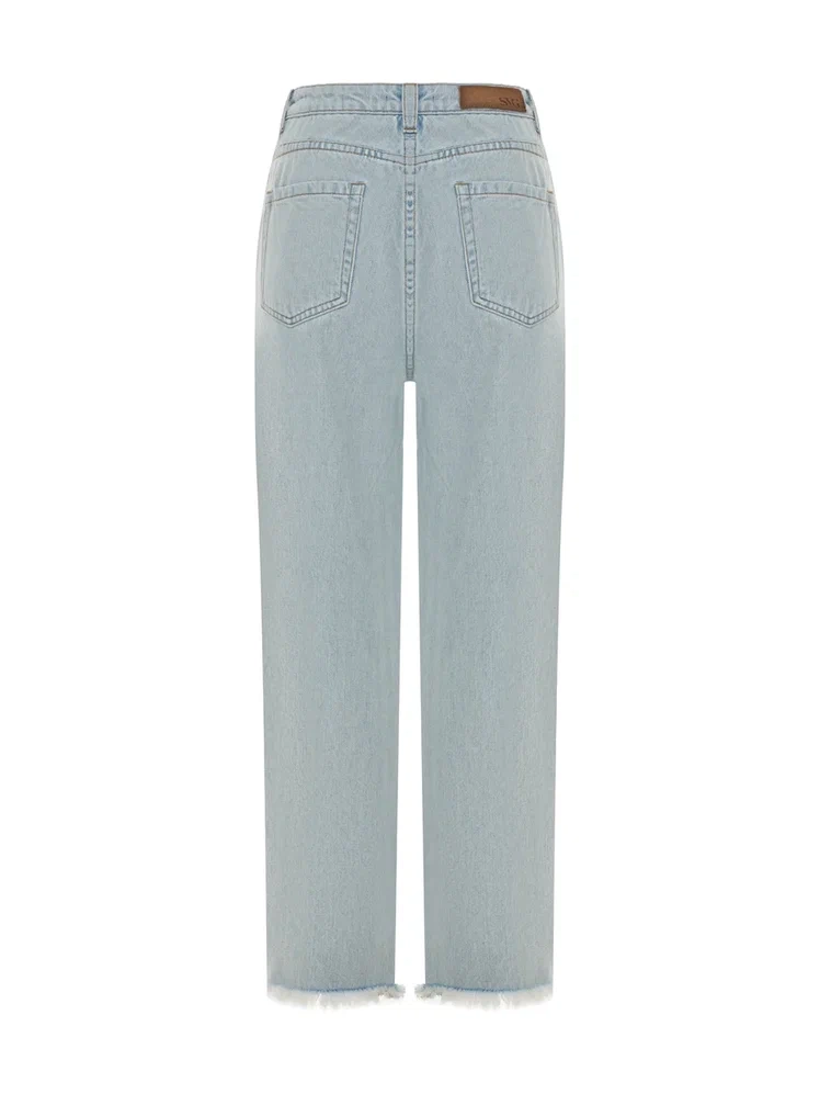 Джинсы с акцентными дестроями